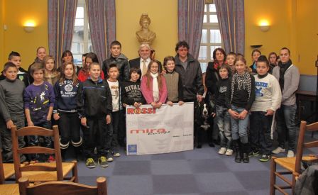 les enfants du CME ont remis un chèque de 140 euros à l’association « Mira Europe » pour le dressage de chiens pour jeunes malvoyants, fév. 2012 les enfants du CME ont remis un chèque de 140 euros à l’association « Mira Europe » pour le dressage de chiens pour jeunes malvoyants